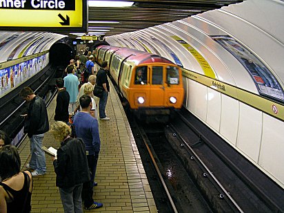 Glasgow subway Kelvinhall station